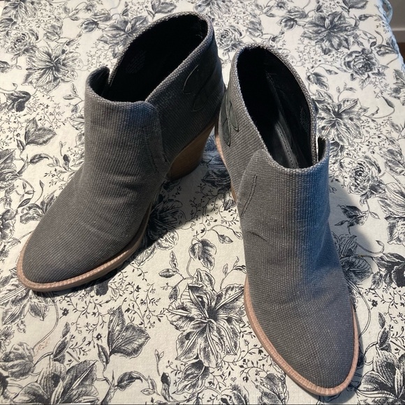 KENNETH COLE Reaction Sz 9 Fabric Leather 3.5” Stacked Heel Ankle  Booties - Picture 1 of 13